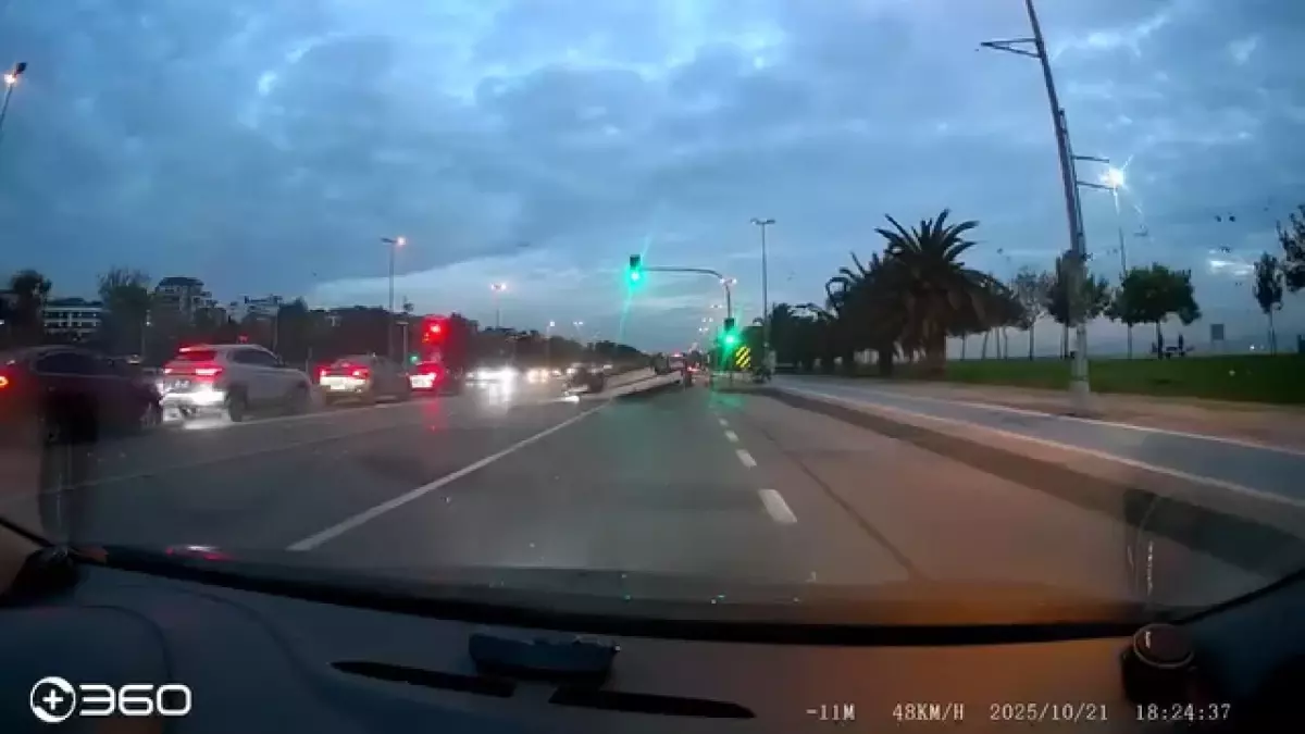 Pendik\'te Takla Atan Araç Kameralara Yansıdı