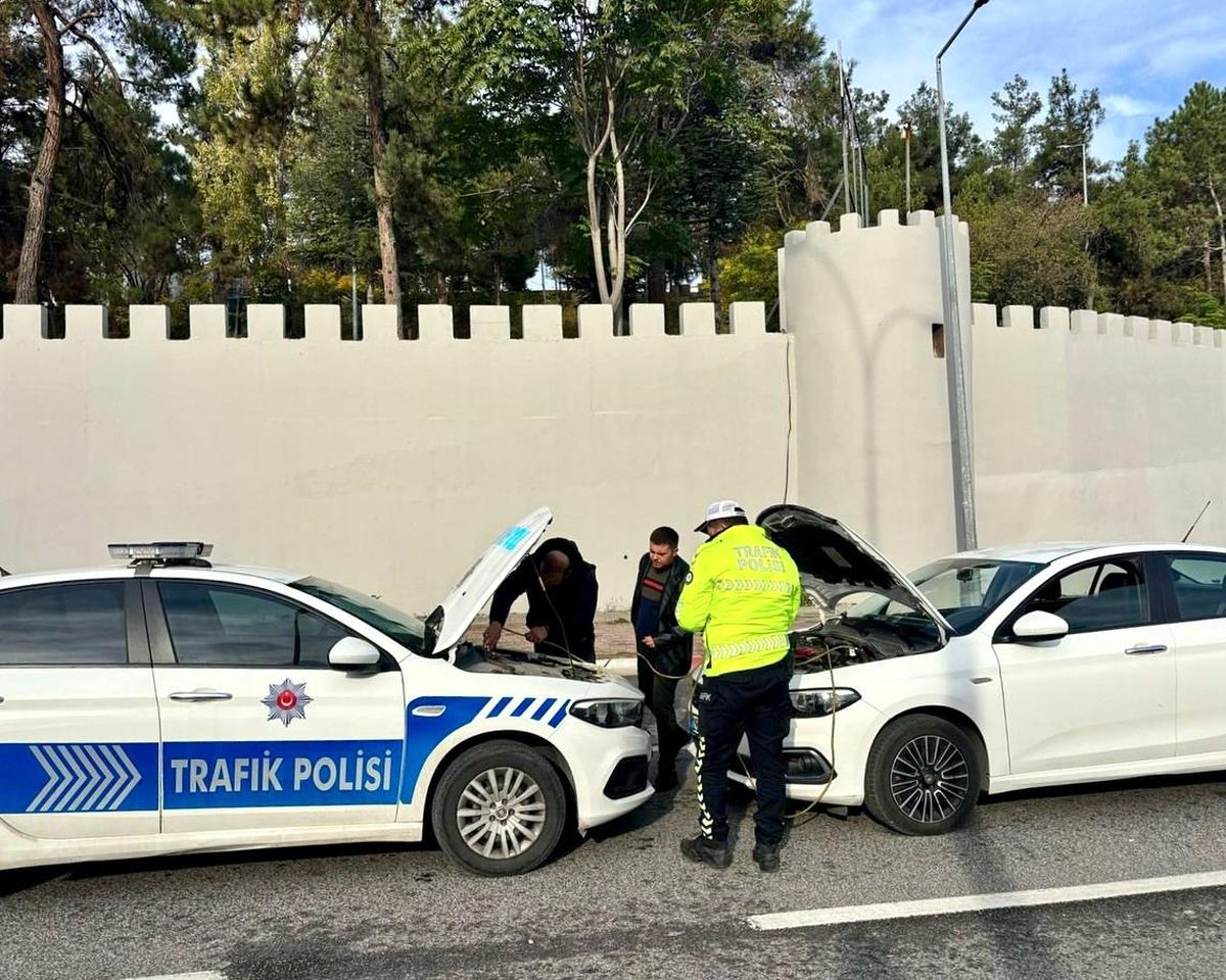 Polis Ekiplerinden Akü Takviyesi