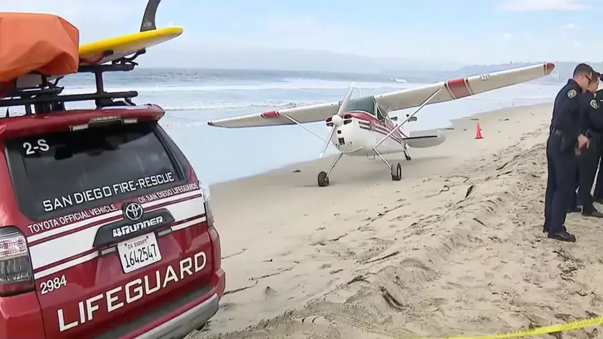 San Diego\'da motoru duran küçük uçak acil iniş yaptı