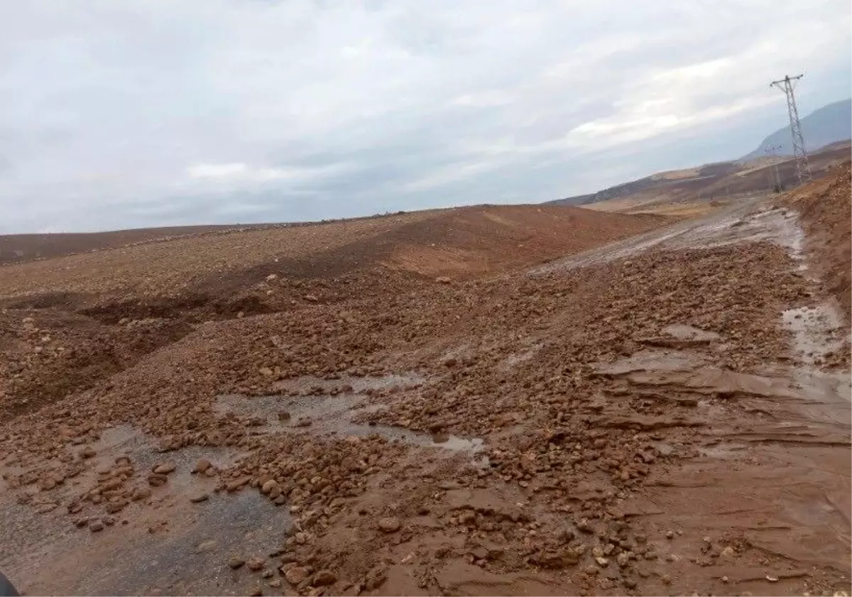 Siirt\'te Heyelan Yolu Kapattı