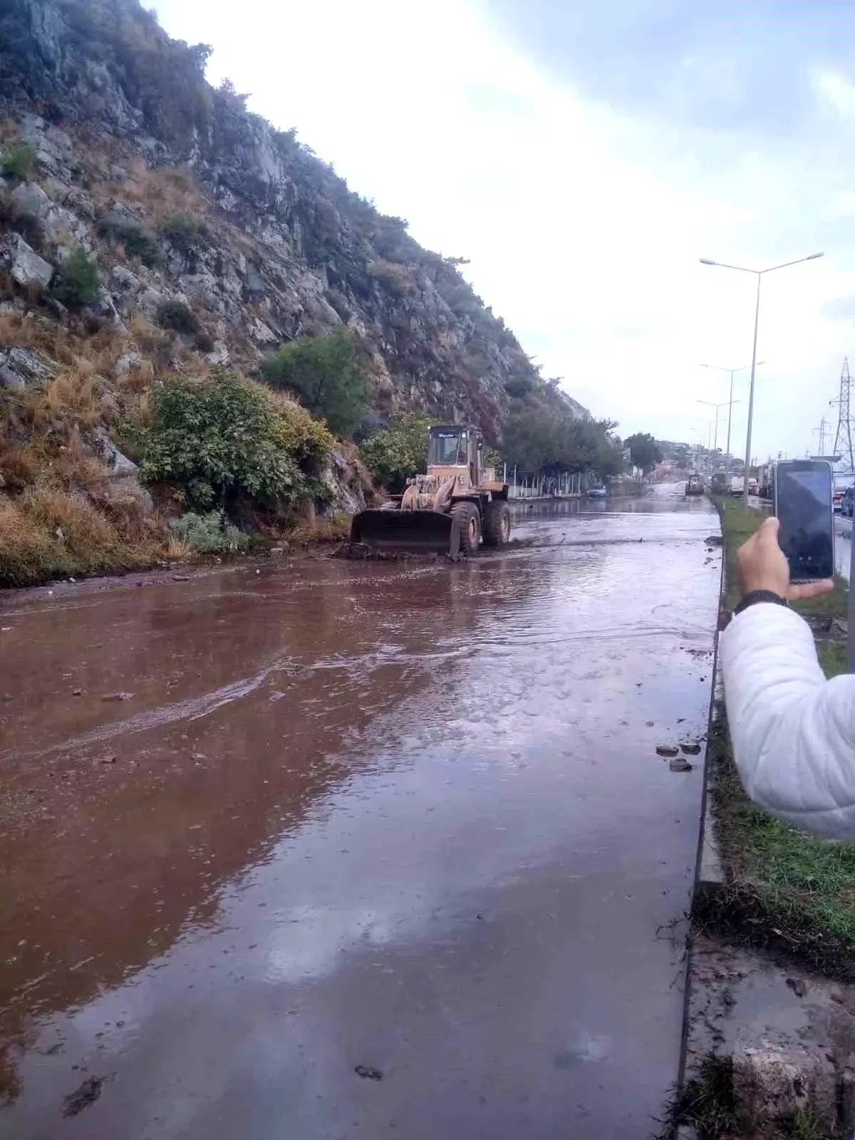 Söke\'de Sağanak Yağış Sonrası Toprak Kayması