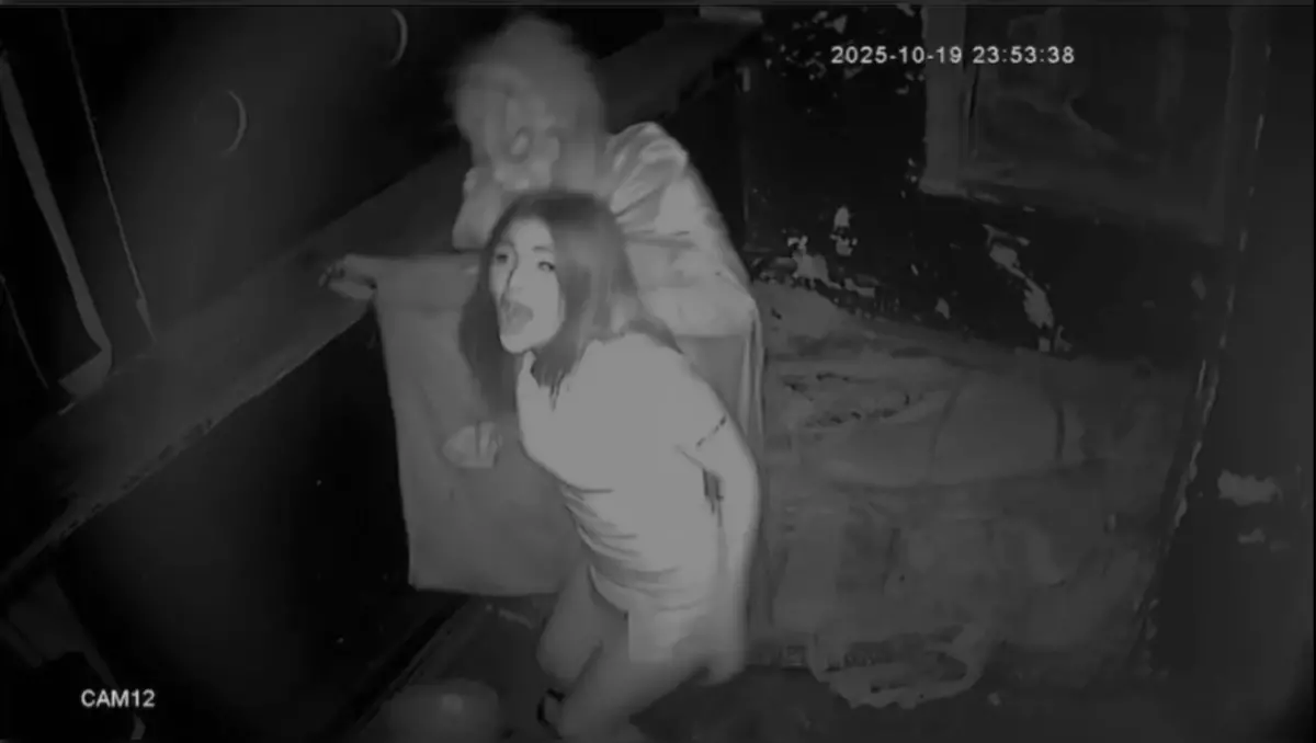 Korku evi çalışanı genç kadına kabusu yaşattı! Yere yatırıp elektroşok uyguladı