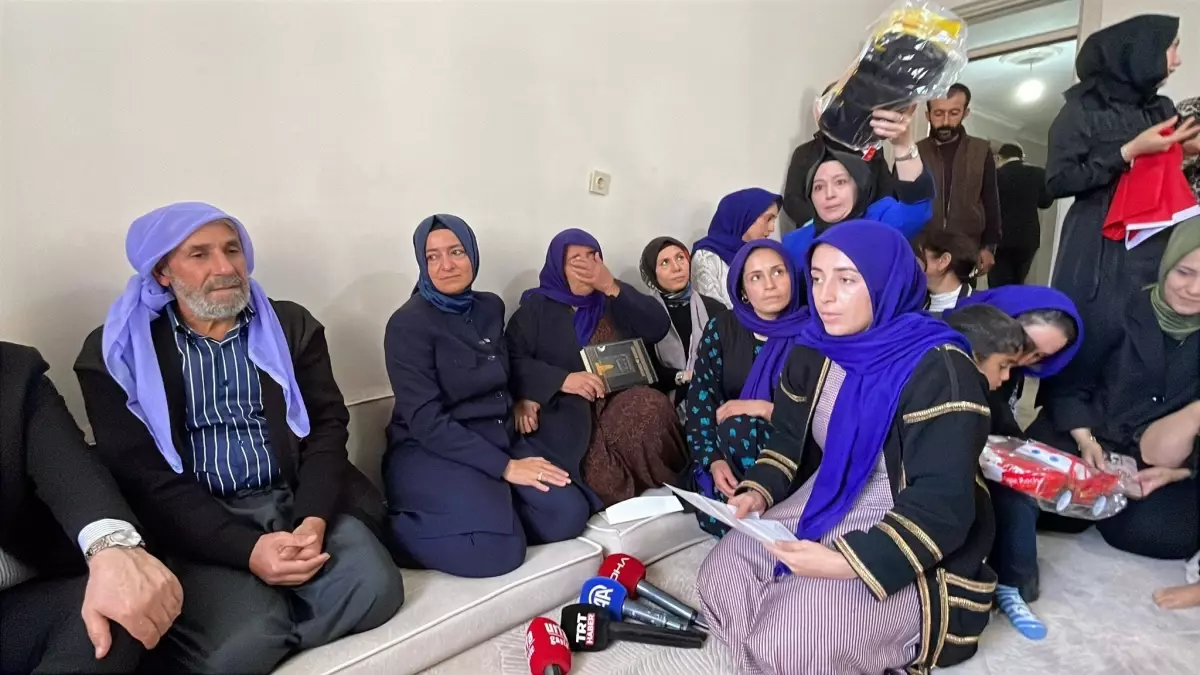 Fatma Betül Sayan Kaya, Şehit Polis Memurunun Ailesini Ziyaret Etti