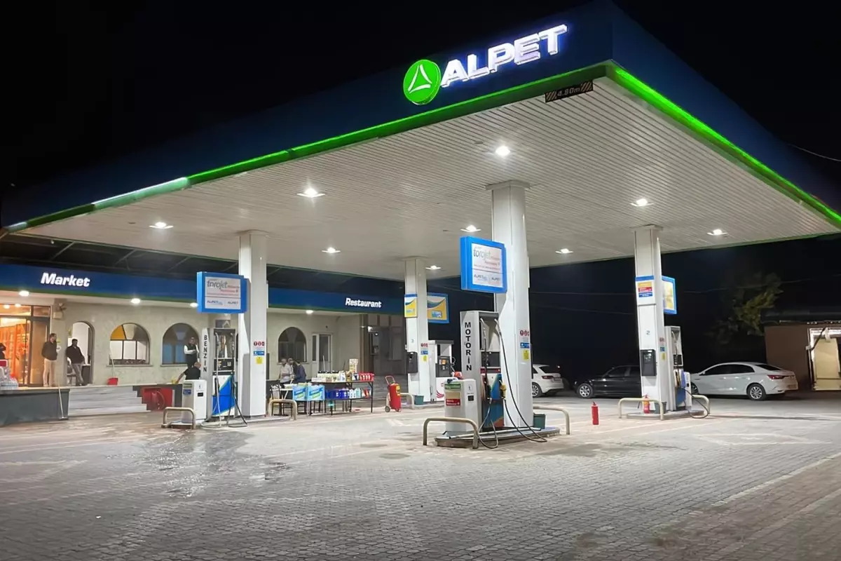 Türkiye\'de 300\'den fazla istasyonu var! Akaryakıt devi resmen satıldı