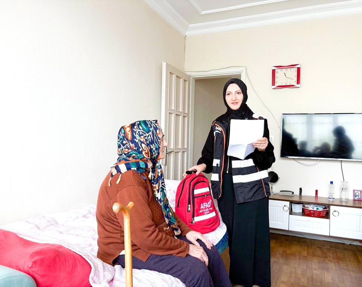 Ümraniye Belediyesi\'nden Yaşlılara Afet Eğitimi