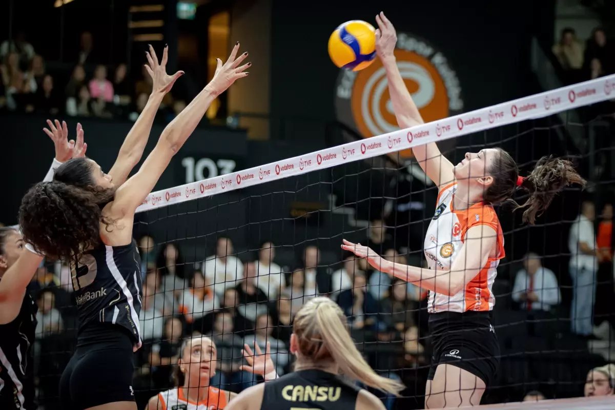 VakıfBank, Eczacıbaşı\'nı 3-1 Yendi
