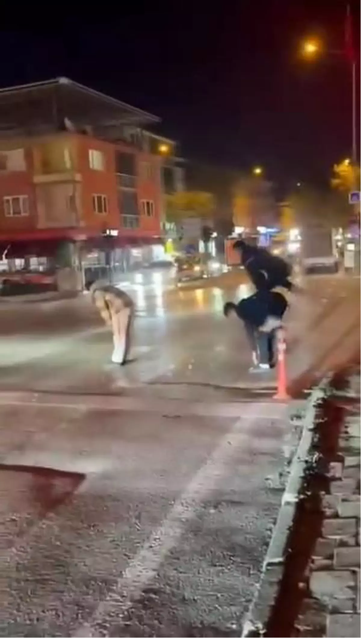 Bursa\'da Gençler Caddede Birdirbir Oynadı