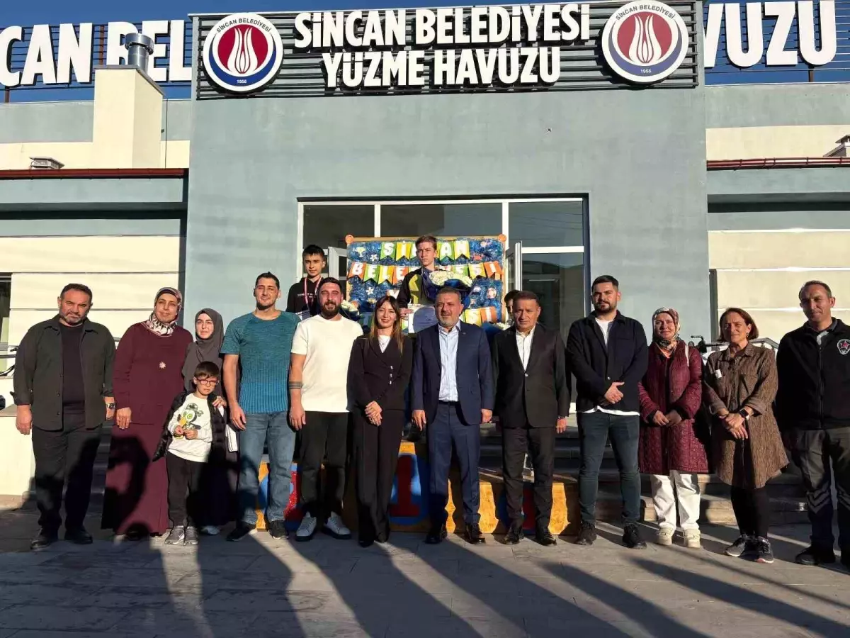Sincan\'da Çocuklar Yüzme Yarışmasında Ter Döktü