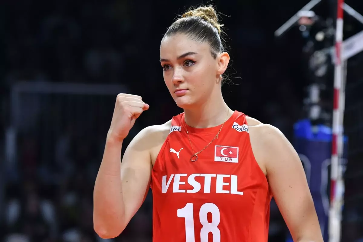 Zehra Güneş\'in mini etekli asansör pozu hayranlarını ikiye böldü