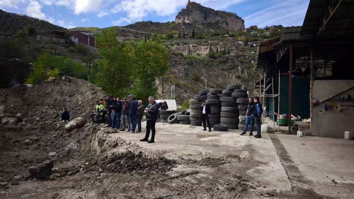 3 ton altın heyecanı! İlçe girişi 25 metre kazıldı