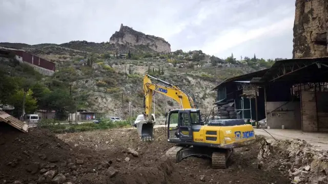 3 ton altın heyecanı! İlçe girişi kazıldı