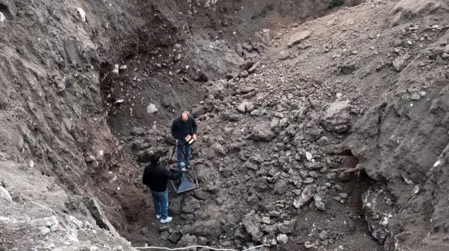 3 ton altın heyecanı! İlçe girişi 25 metre kazıldı