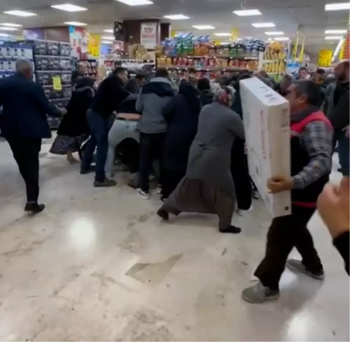 Konya\'da Televizyon İndirimine İzdiham