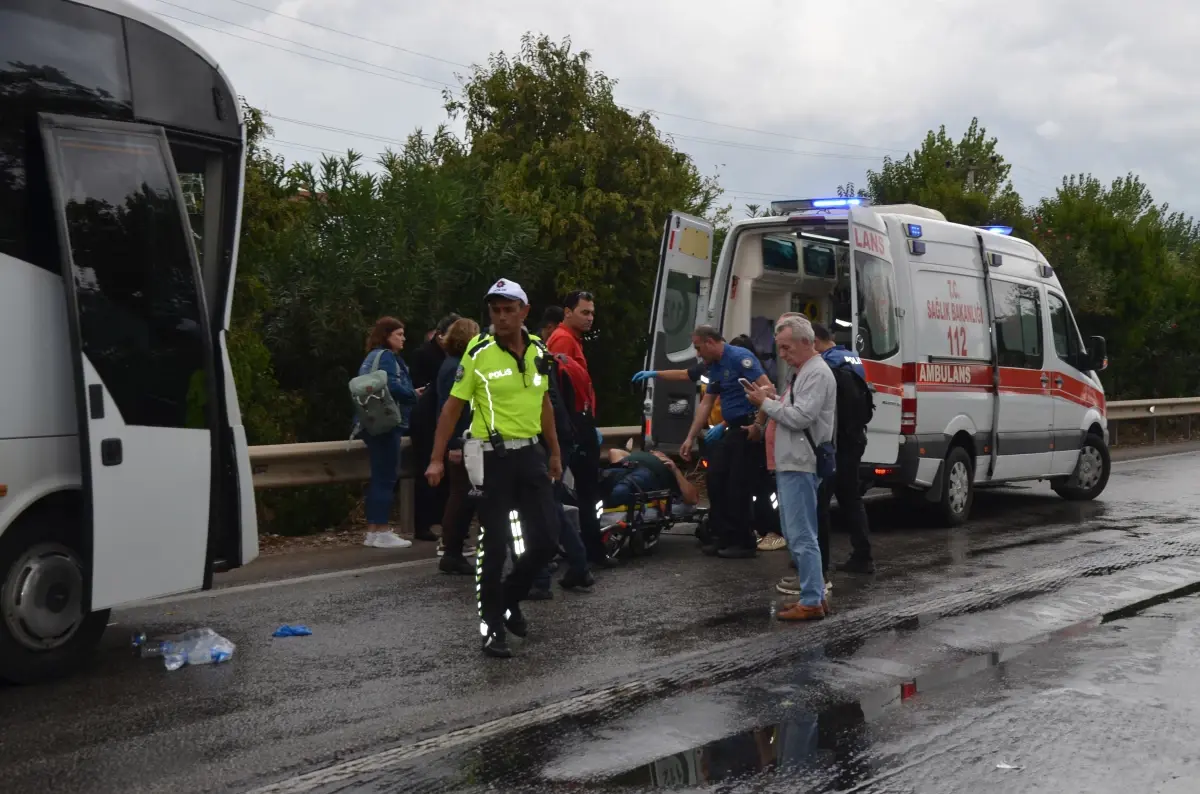 Antalya\'da Zincirleme Kaza: 2 Yaralı