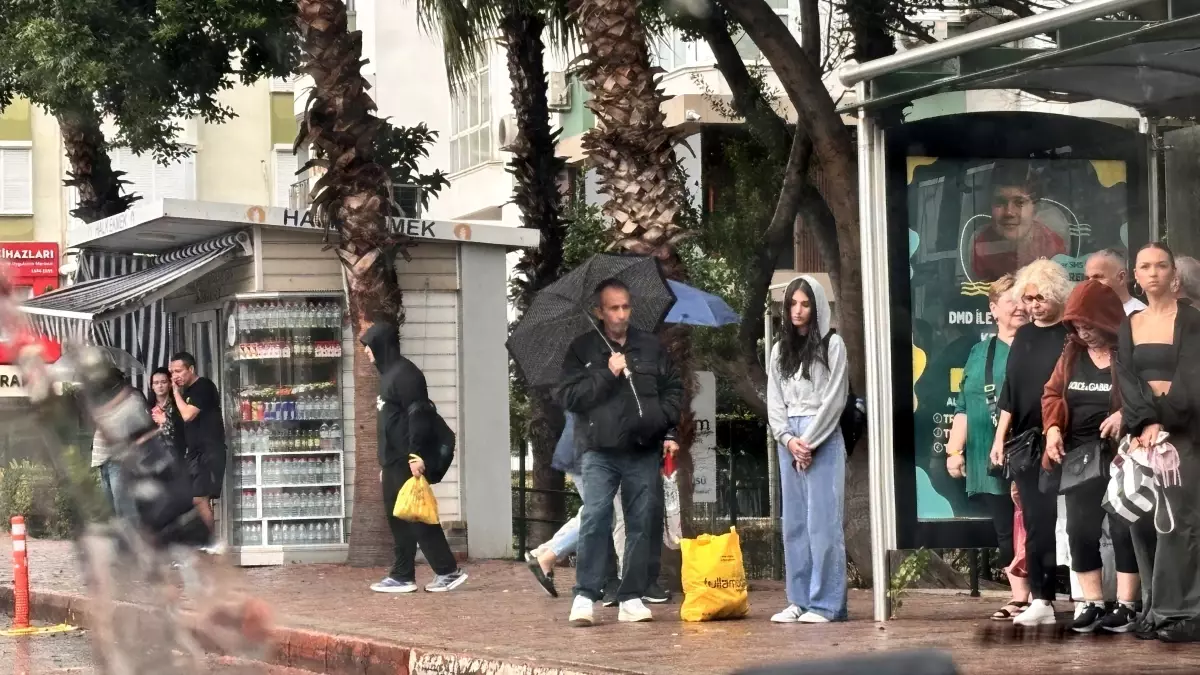 Antalya\'da Sağanak Yağmur Hayatı Olumsuz Etkiledi