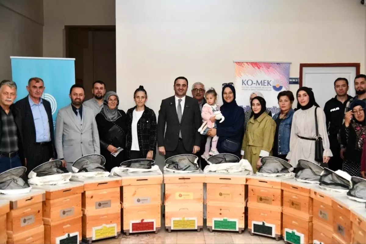 Başiskele\'de Arıcılık Eğitimini Tamamlayan Kursiyerlere Malzeme Desteği Sağlandı