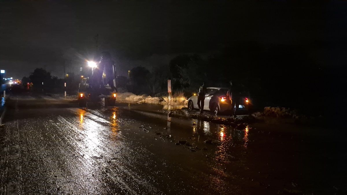 Aydın\'da Sel ve Çamur Trafiği Etkiledi