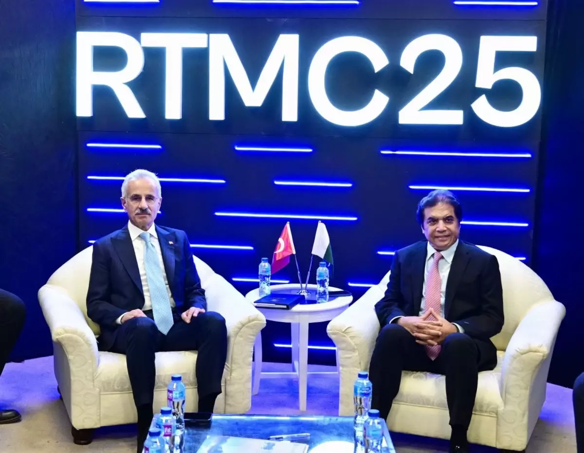 Uraloğlu Pakistan\'da Demiryolu Görüşmesi Yaptı