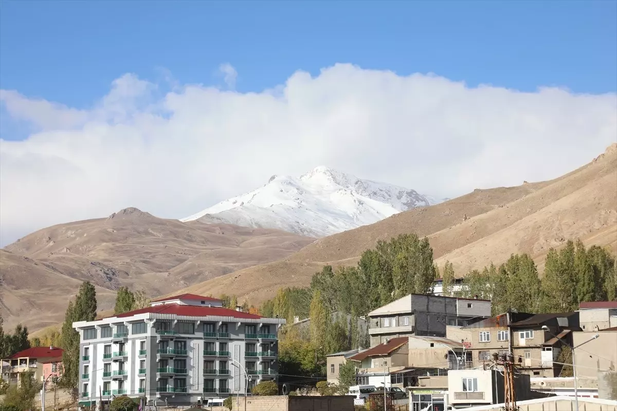 Başkale\'de Kar Yağışı Etkili Oldu