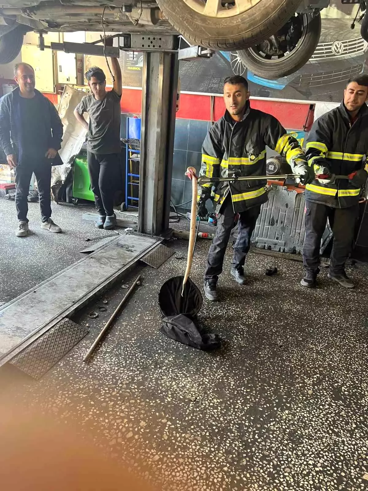 Batman\'da Yılan İtfaiye Ekiplerince Kurtarıldı