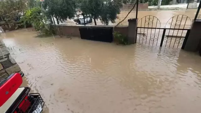 Bir ilimiz sele teslim! Yollar göle döndü, vatandaşlar önlem almayan belediyeye tepkili Bir ilimiz sele teslim! Yollar göle döndü, vatandaşlar önlem almayan belediyeye tepkili