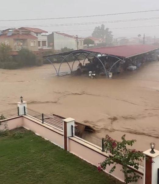 Bir ilimiz sele teslim! Yollar göle döndü, vatandaşlar önlem almayan belediyeye tepkili Bir ilimiz sele teslim! Yollar göle döndü, vatandaşlar önlem almayan belediyeye tepkili