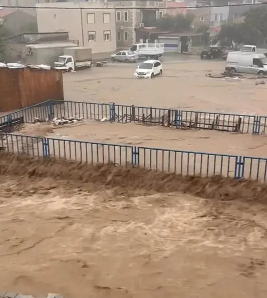 Bir ilimiz sele teslim! Yollar göle döndü, vatandaşlar önlem almayan belediyeye tepkili Bir ilimiz sele teslim! Yollar göle döndü, vatandaşlar önlem almayan belediyeye tepkili