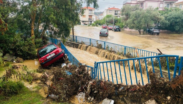Bir ilimiz sele teslim! Yollar göle döndü, vatandaşlar önlem almayan belediyeye tepkili Bir ilimiz sele teslim! Yollar göle döndü, vatandaşlar önlem almayan belediyeye tepkili
