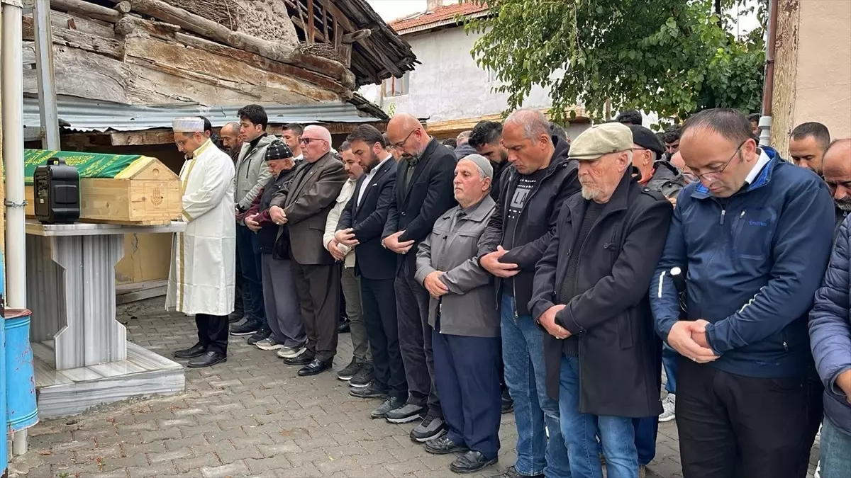 Çankırı\'da Eski Eşi Tarafından Öldürülen Kadın Toprağa Verildi