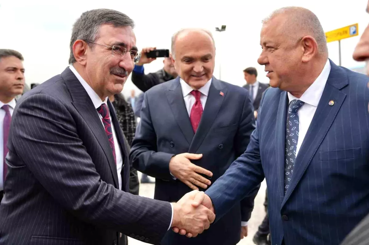 Cumhurbaşkanı Yardımcısı Yılmaz, Düzce\'de İş İnsanlarıyla Buluştu