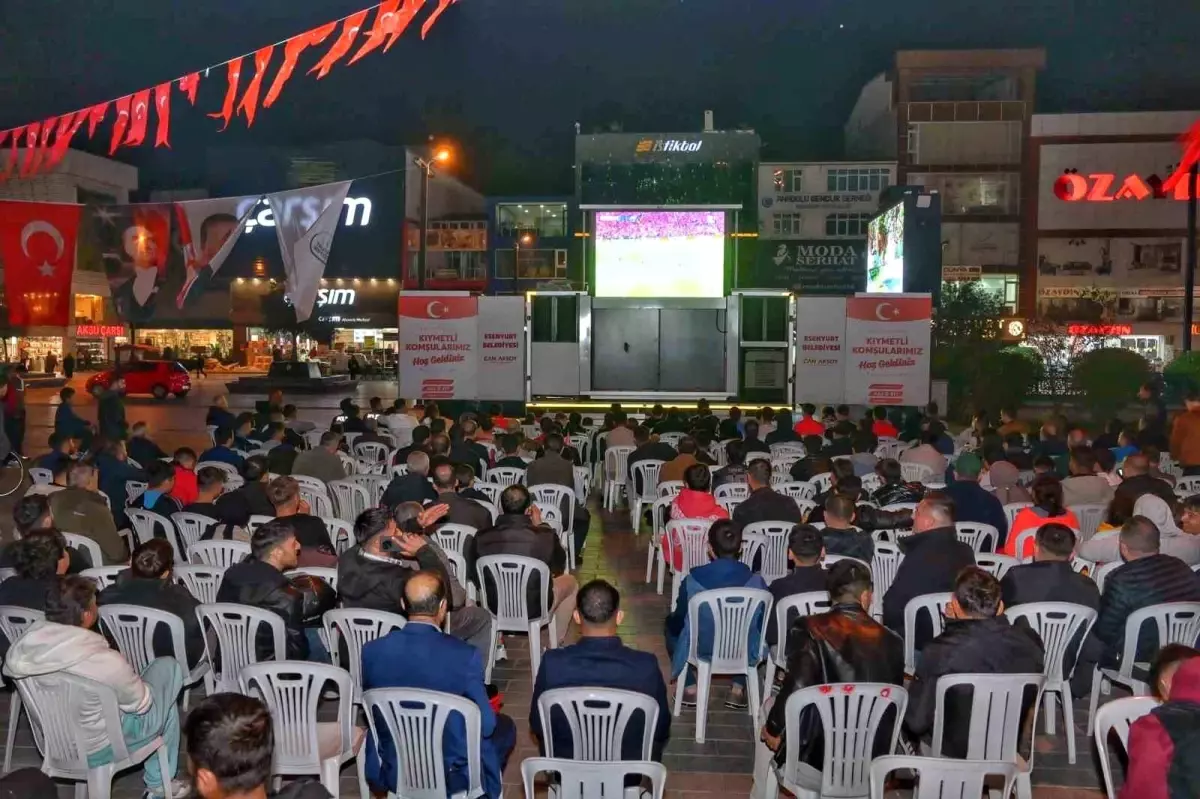 Esenyurt\'ta Dev Ekranda Galatasaray Coşkusu