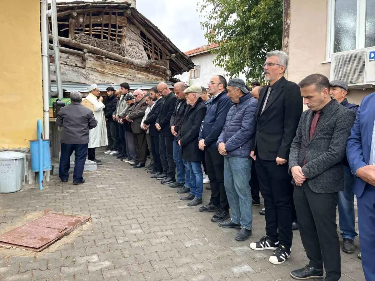 Çankırı\'da Eski Eşin Bıçakladığı Kadın Toprağa Verildi