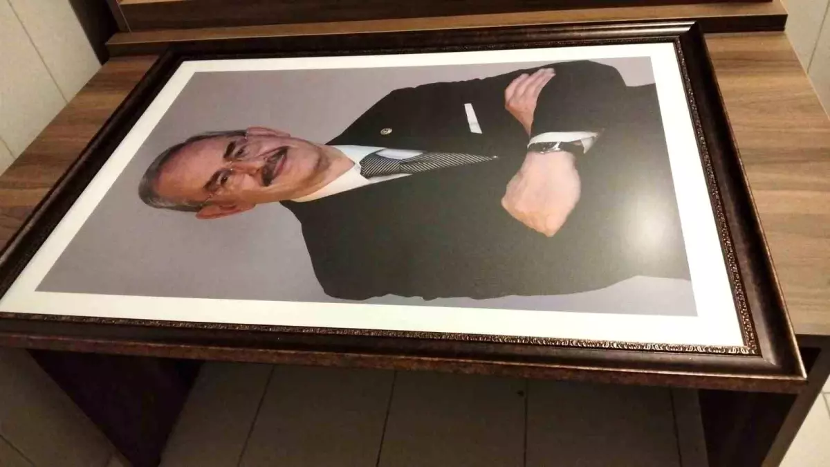 Yılmaz Büyükerşen\'in Portre Fotoğrafları Depolara Kaldırıldı