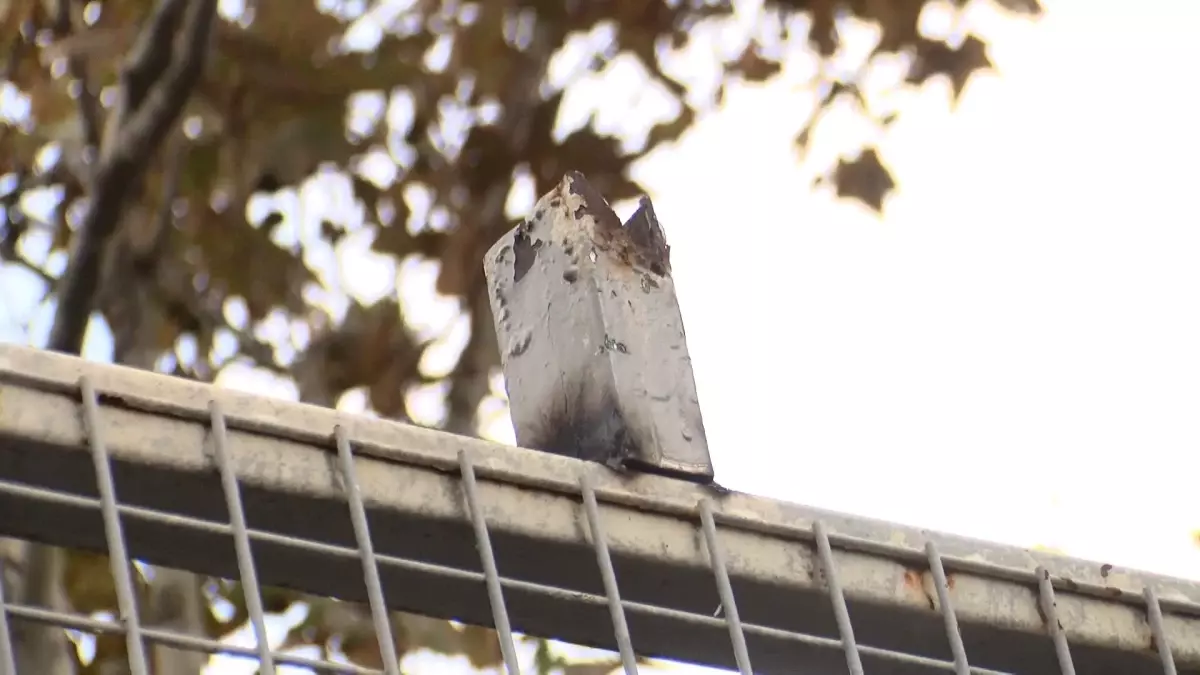 Eyüpsultan\'da Demir Kapı Devrildi, 4 Öğrenci Yaralandı