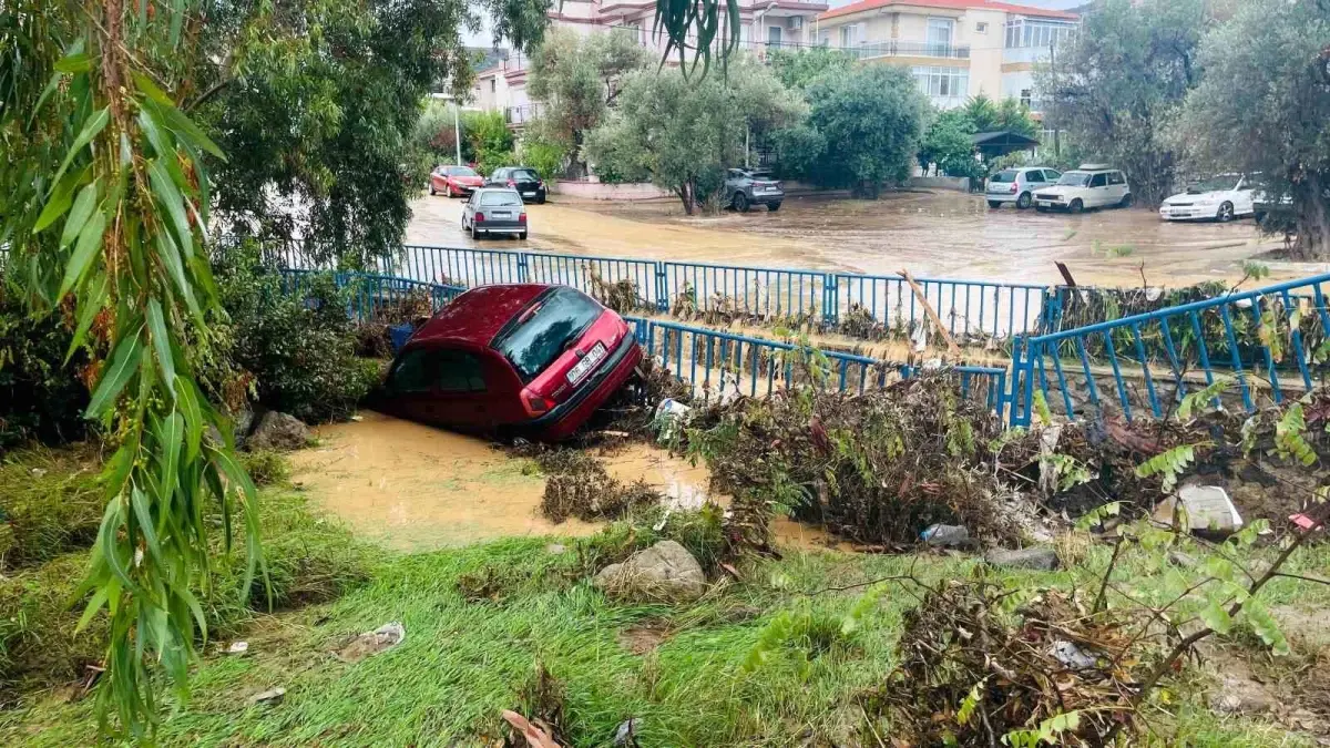 Foça\'da Sel Felaketi: 70 Yaşındaki Bülent Kaptanoğlu Kayboldu