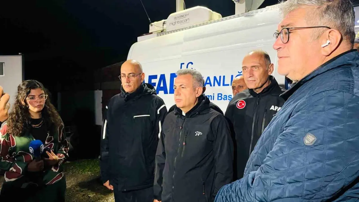 Foça\'da Sel Felaketi: 70 Yaşındaki Adam Kayboldu