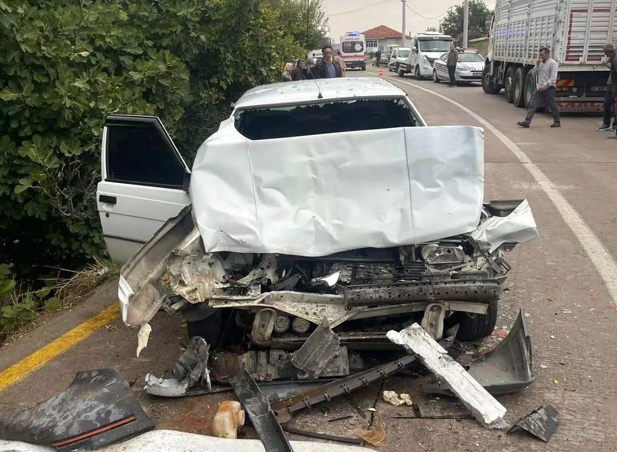 Gördes\'te Trafik Kazası: 4 Yaralı