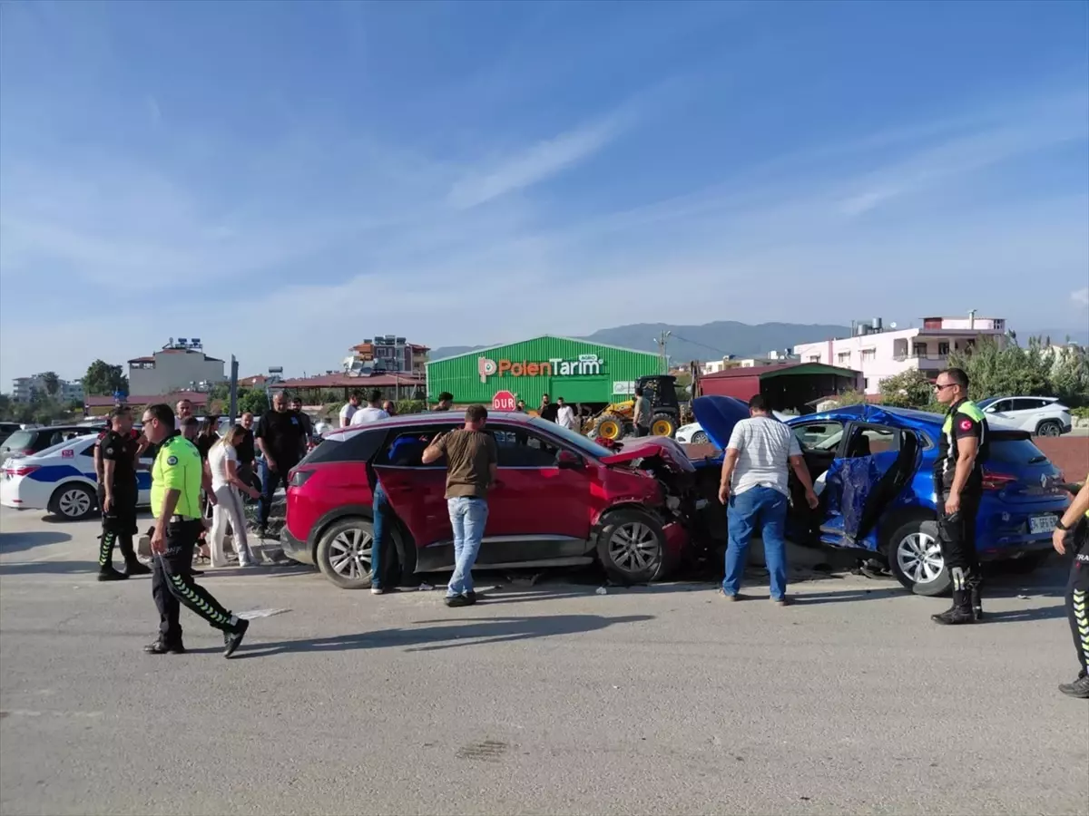 Samandağ\'da Trafik Kazası: 5 Yaralı
