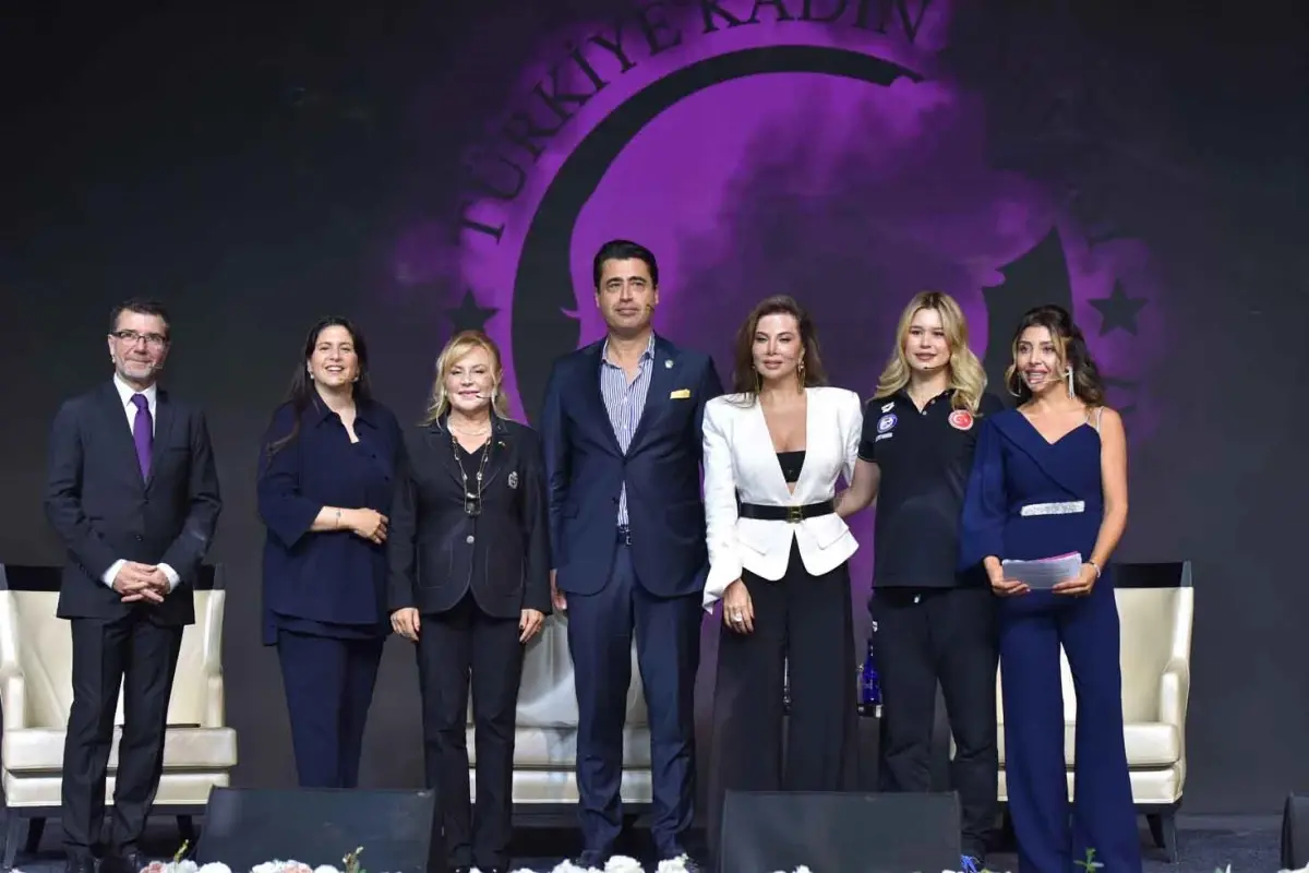 İlham Veren Kadınlar Zirvesi\'nde Haberler.com\'a ödül