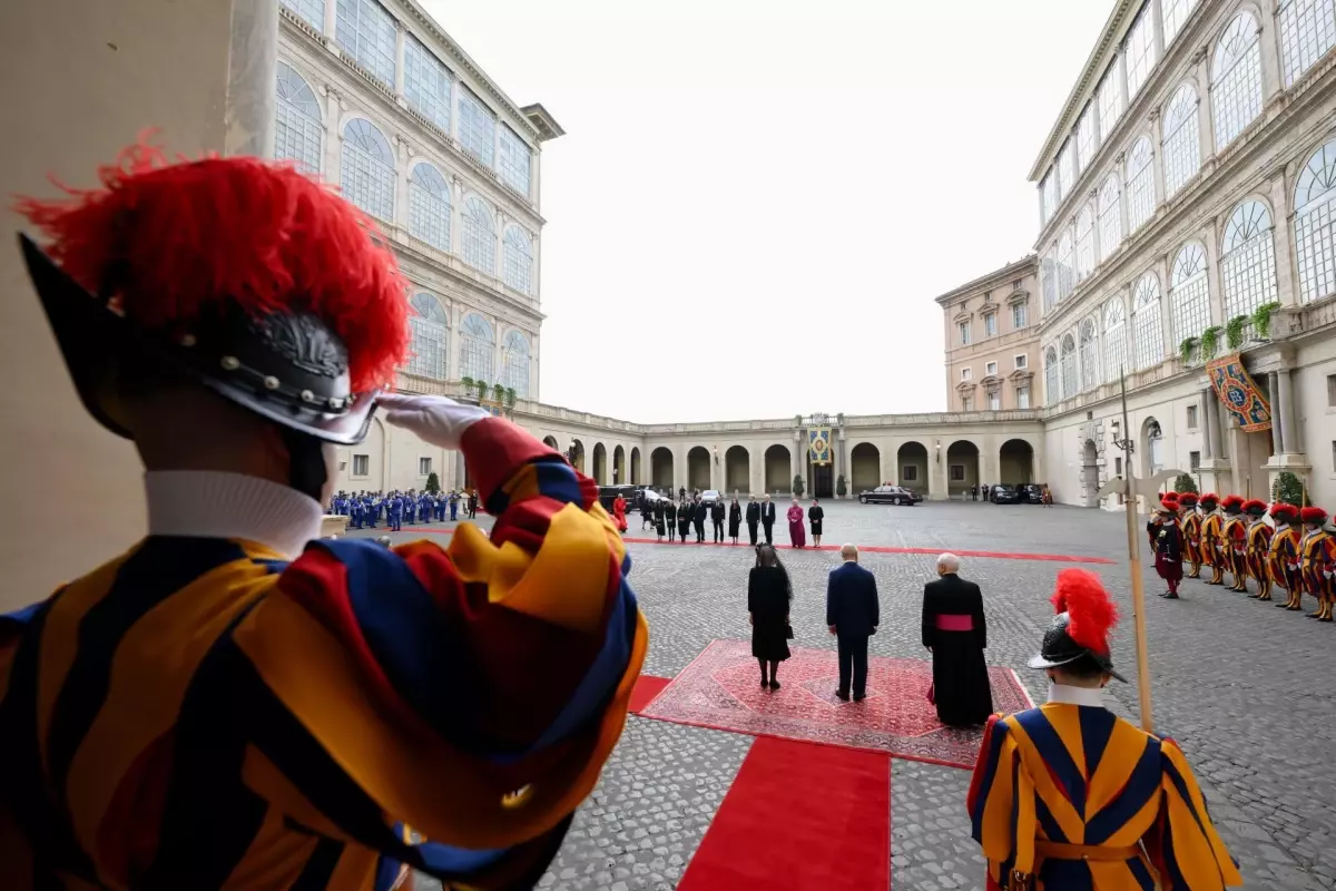 Kral Charles, Vatikan\'da Papa ile Dua Etti