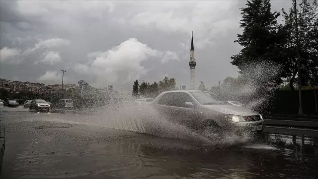 İstanbul'da yarın kuvvetli sağanak bekleniyor İstanbul'da yarın kuvvetli sağanak bekleniyor