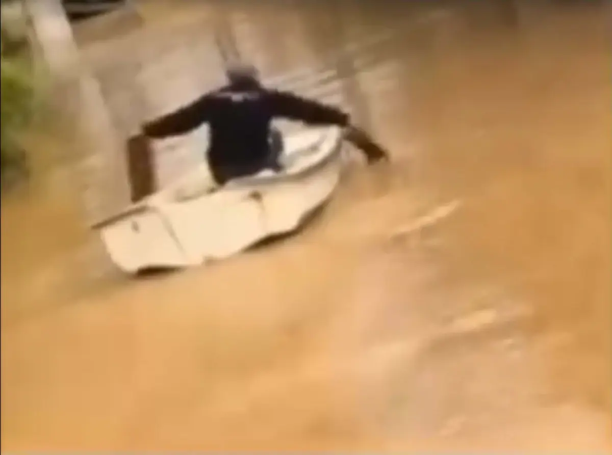 Foça\'da Sel: Araçta Kimse Yok