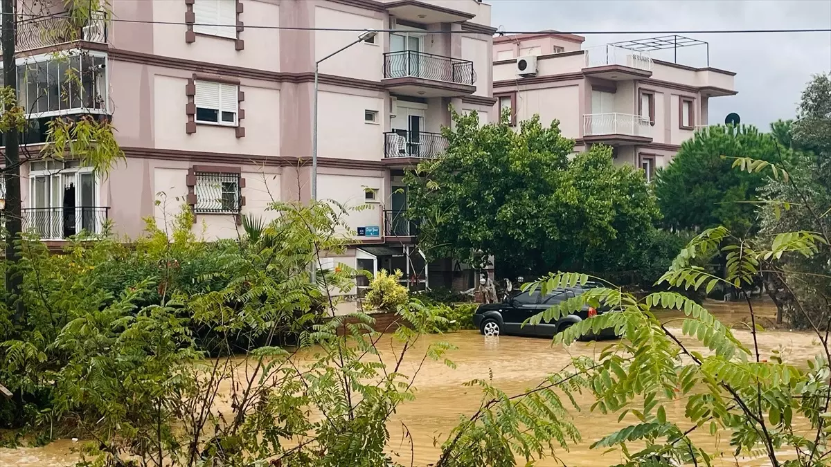 Foça\'da Sağanak, Dere Taşınca Su Baskınları
