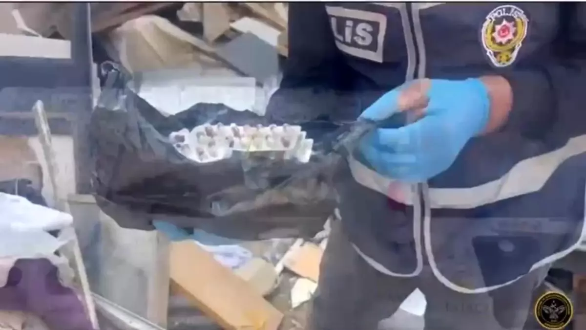 İzmir\'de Uyuşturucu Operasyonu: 2 Tabanca ve Miktar Para Ele Geçirildi