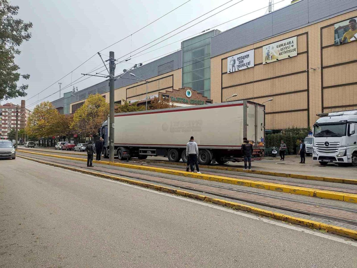 Eskişehir\'de TIR Tramvay Yoluna Girdi