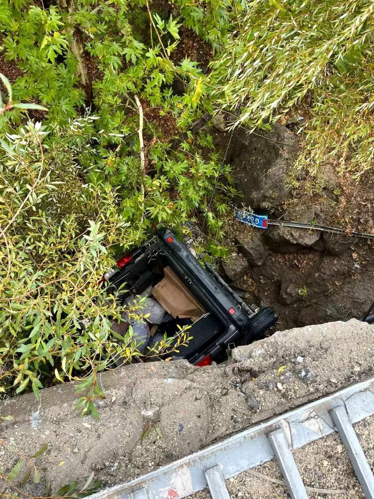Otomobil Köprüden Uçtu, 2 Yaralı