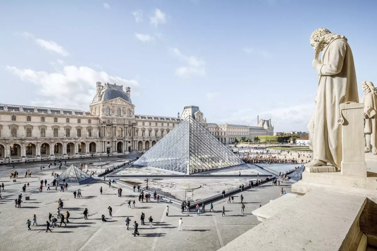 Louvre Müdürü İstifa Etti