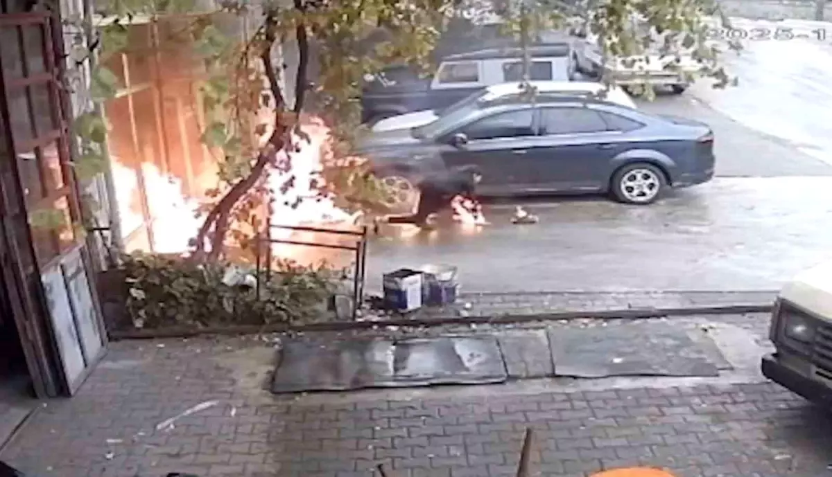 Tosya\'daki Oto Tamirhanesinde Yangın: İki Kişi Son Anda Kurtuldu