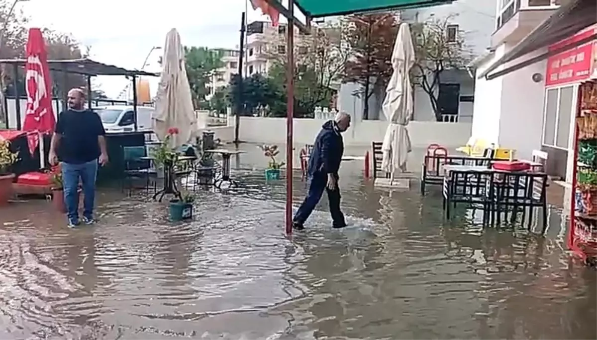 İzmir\'de Sağanak Yağış Su Baskınlarına Neden Oldu