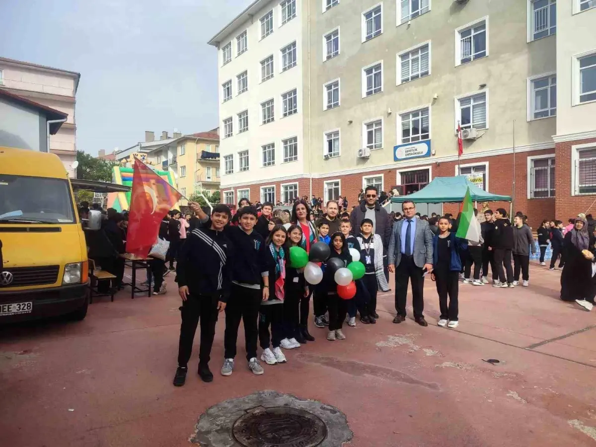 Şehitlik Ortaokulu\'nda "Bir Okul, Bin Umut Gazze" yardım sergisi büyük ilgi gördü